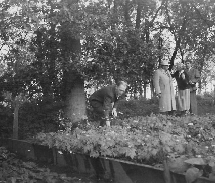 Karl Foerster in Eutin 1953 mit Konrad Graf Finckenstein, Hänse Herms und Sohn von Karl Plomin